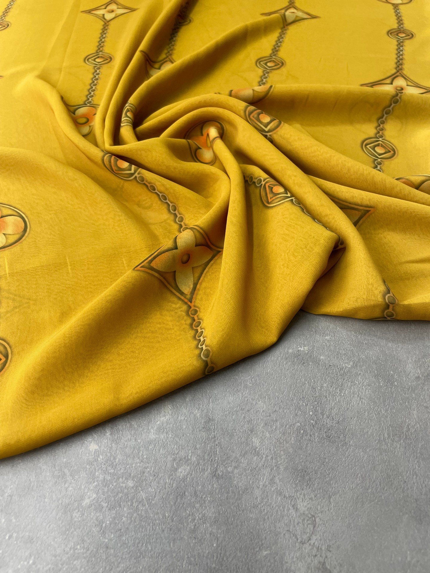 Sarı Leo Desen Elbiselik Şifon Kumaş