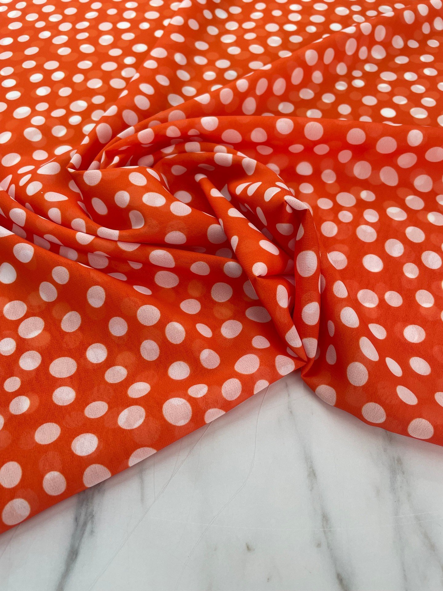 Turuncu Puantiye Desen Elbiselik Şifon Kumaş