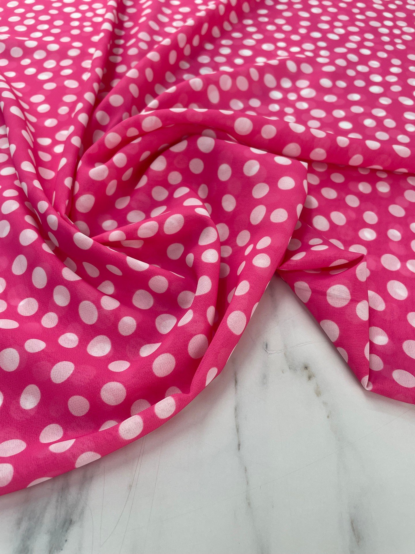 Pembe Puantiye Desen Elbiselik Şifon Kumaş