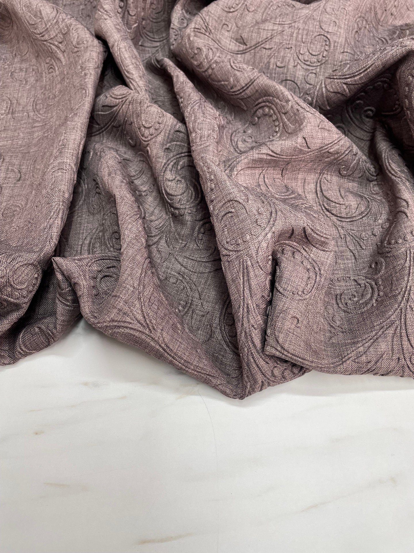 Kahverengi Kabartma Desenli Eteklik Ceketlik Elbiselik Keten Kumaş