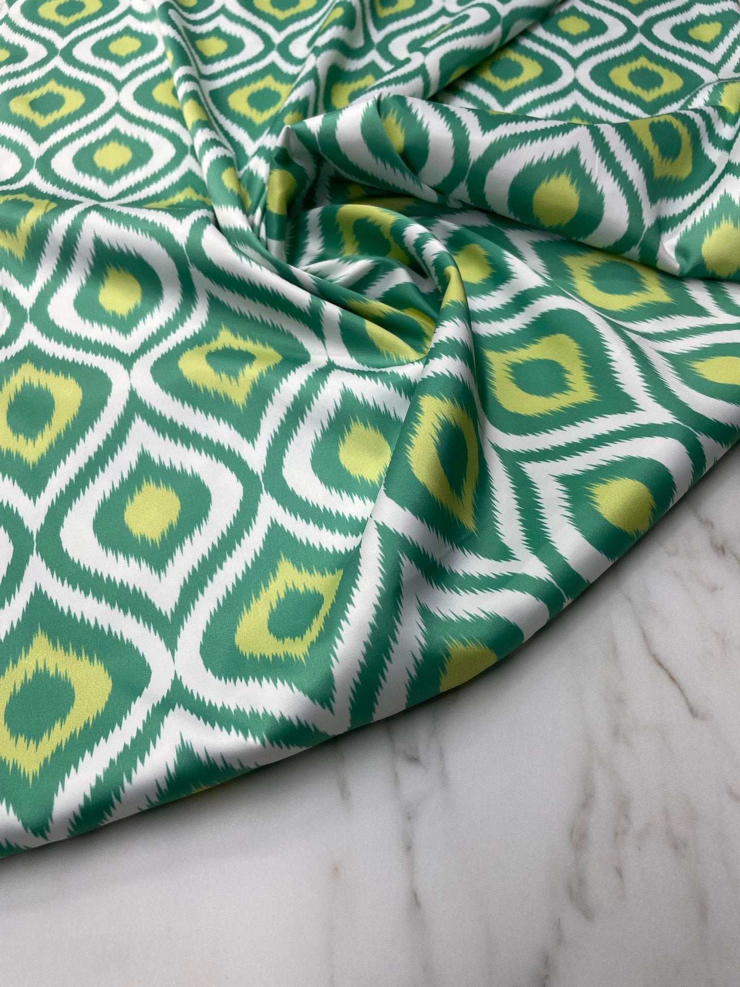 Yeşil İkat Desen Elbiselik Gömleklik Tivil Saten Kumaş