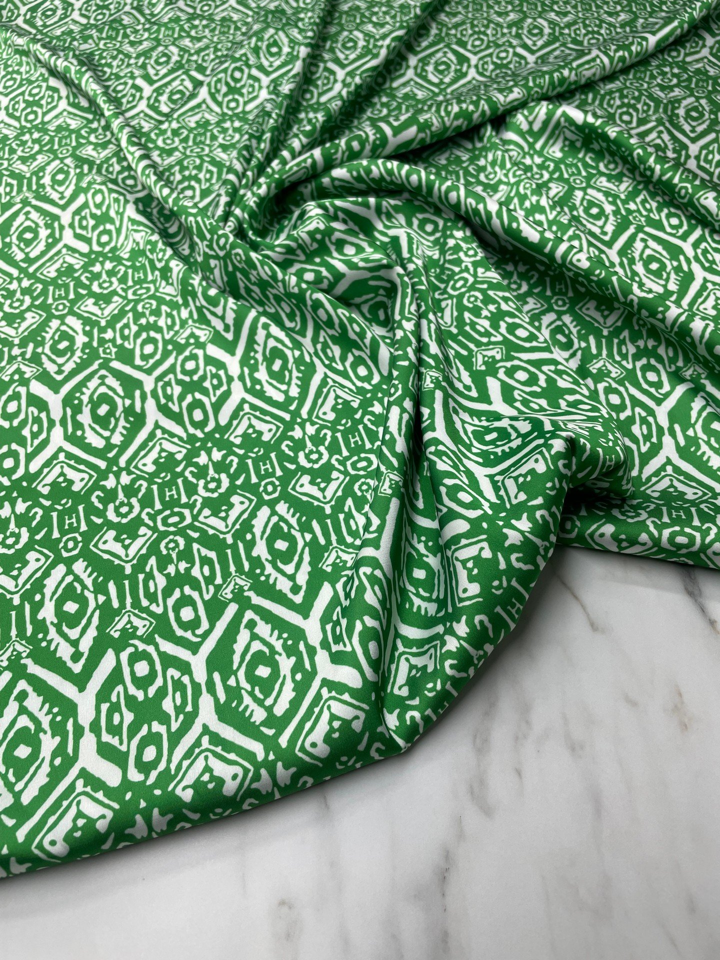 Yeşil Nakış Desen Elbiselik Gömleklik Tivil Saten Kumaş