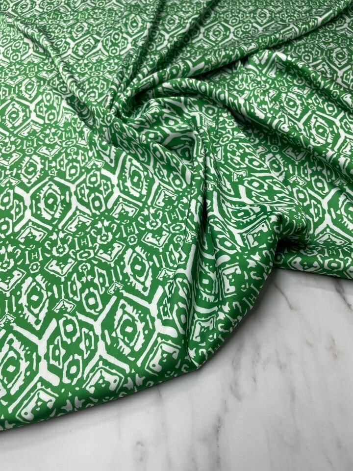 Yeşil Nakış Desen Elbiselik Gömleklik Tivil Saten Kumaş