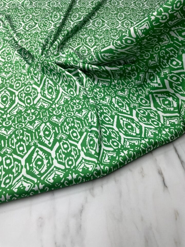 Yeşil Nakış Desen Elbiselik Gömleklik Tivil Saten Kumaş
