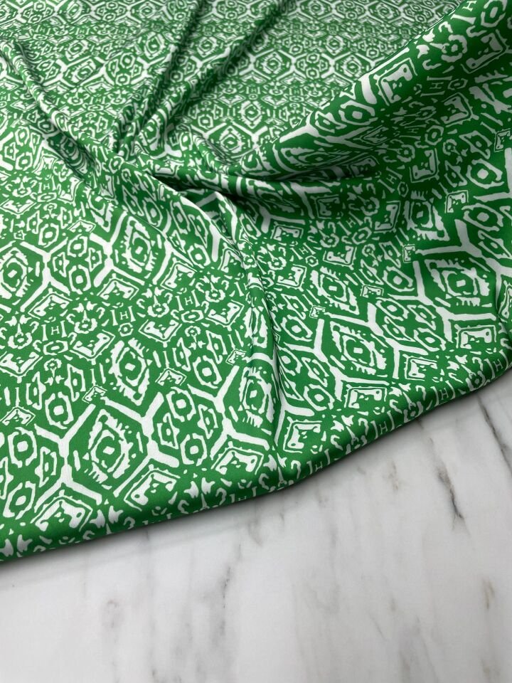 Yeşil Nakış Desen Elbiselik Gömleklik Tivil Saten Kumaş