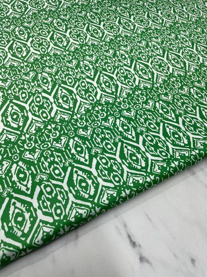 Yeşil Nakış Desen Elbiselik Gömleklik Tivil Saten Kumaş