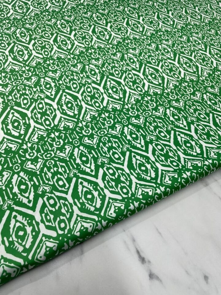 Yeşil Nakış Desen Elbiselik Gömleklik Tivil Saten Kumaş