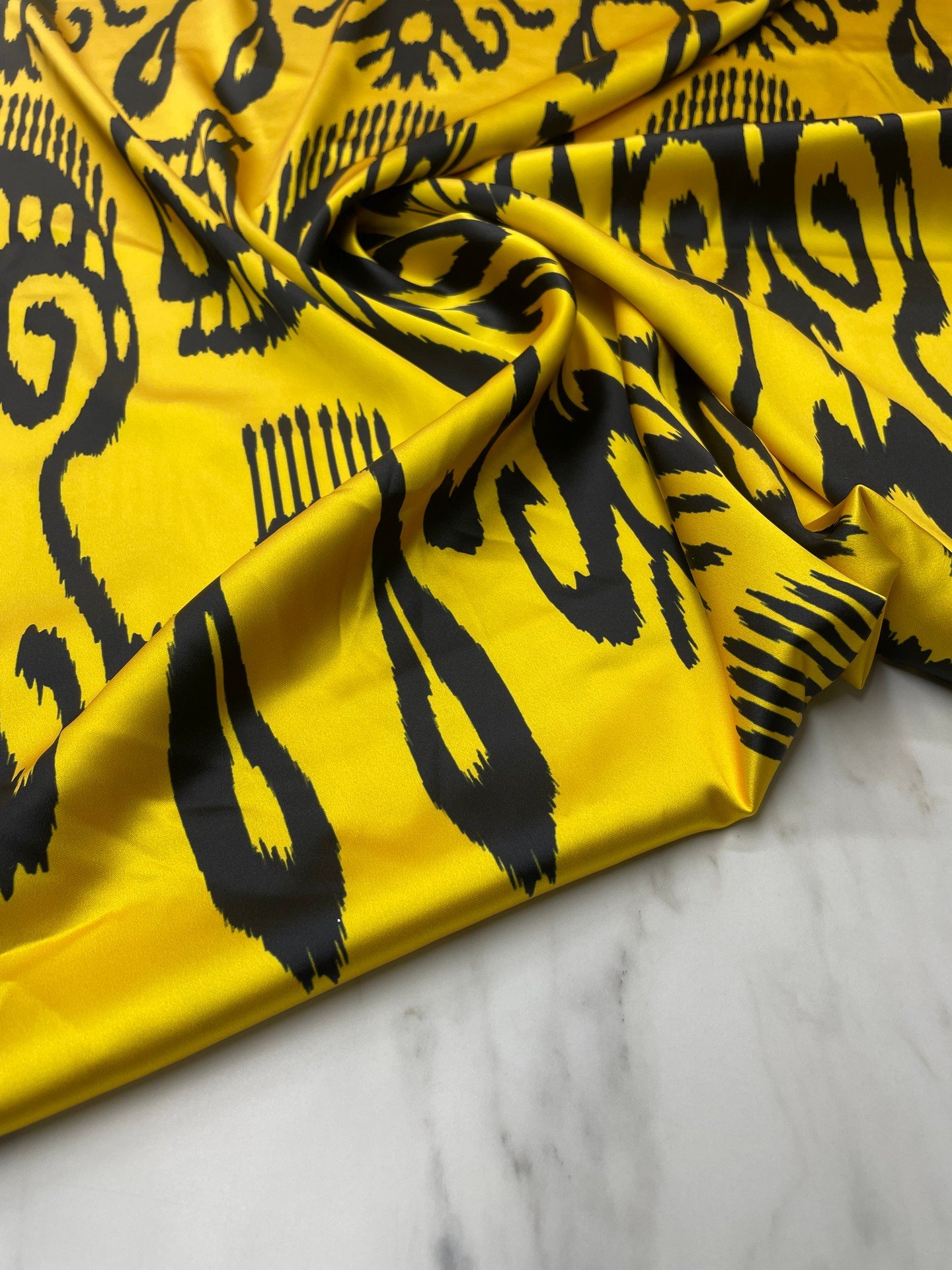 Sarı İkat Desen Elbiselik Gömleklik Tivil Saten Kumaş