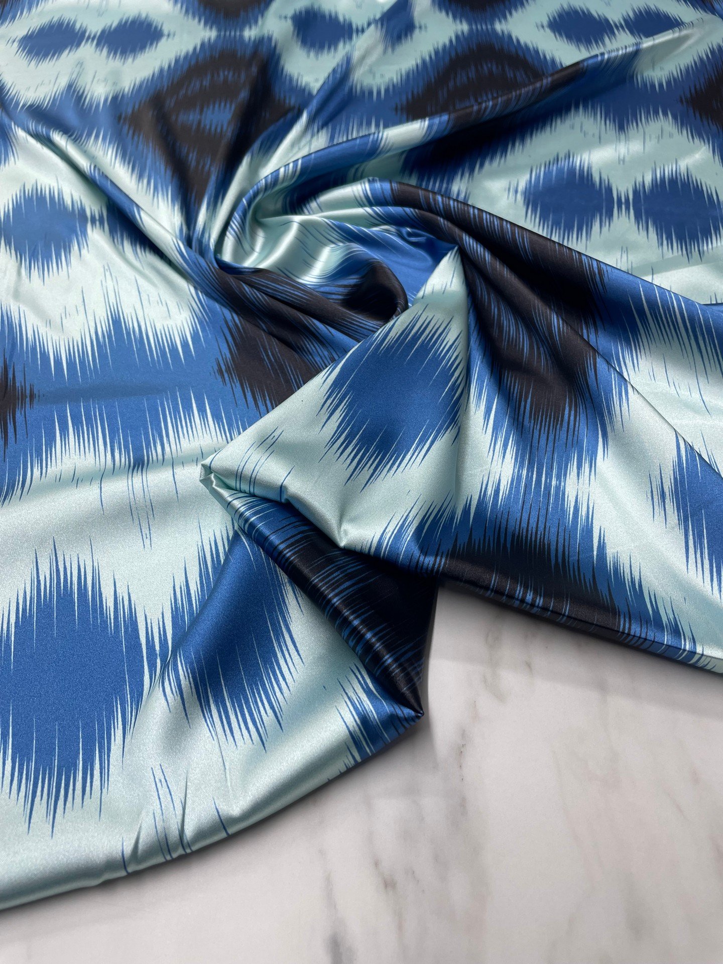 İkat Desen Elbiselik Gömleklik Tivil Saten Kumaş