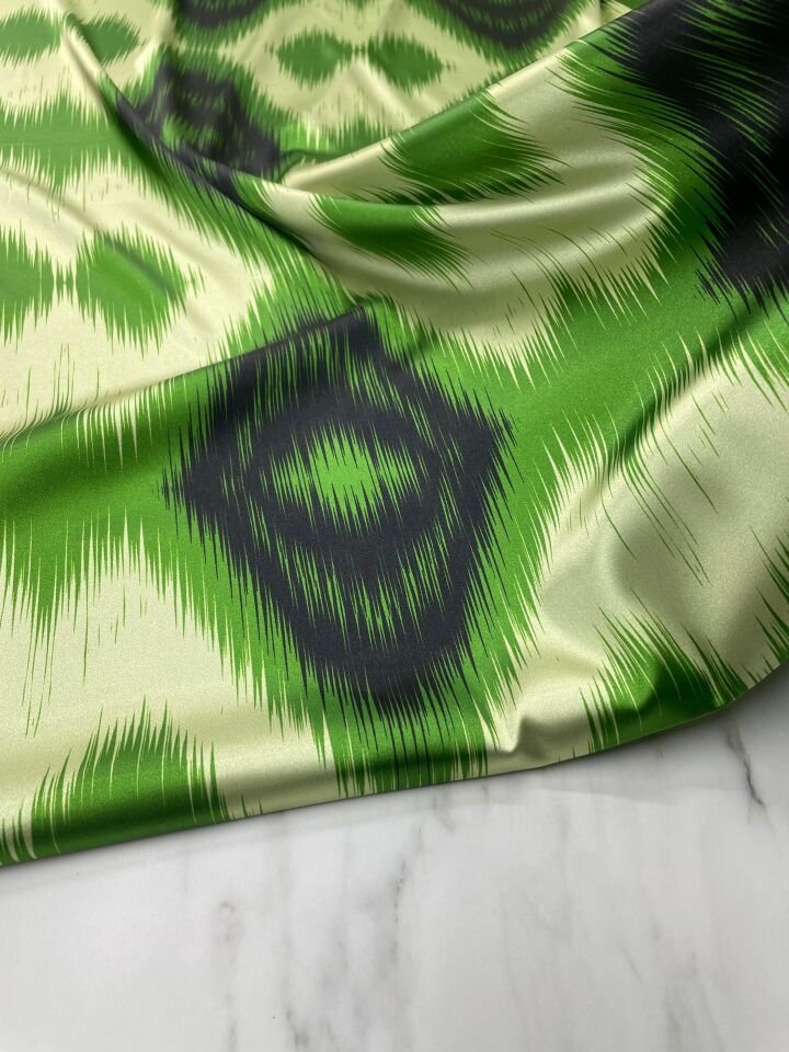 Yeşil İkat Desen Elbiselik Gömleklik Tivil Saten Kumaş