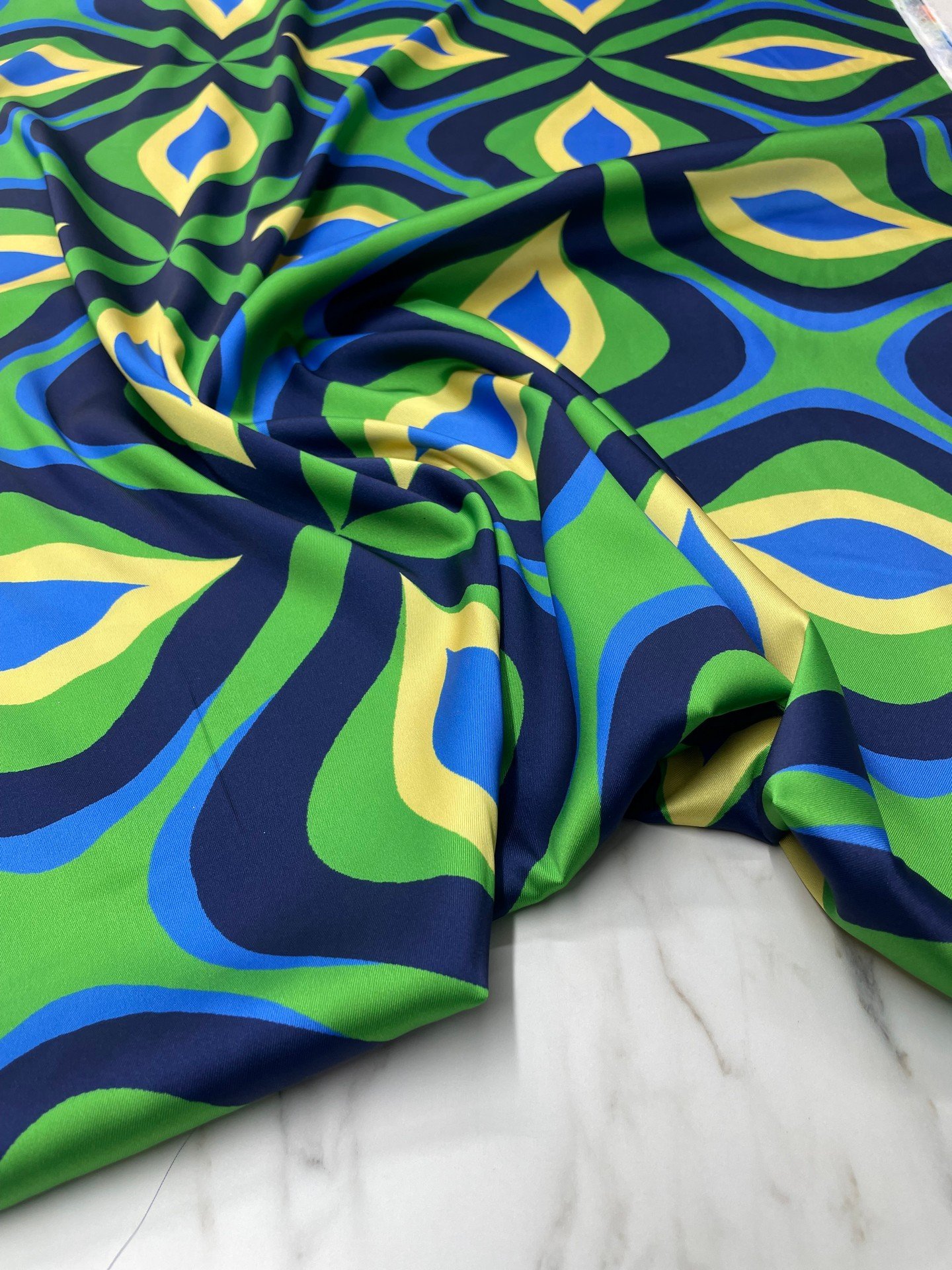 Yeşil Retro Desen Elbiselik Gömleklik Tivil Saten Kumaş