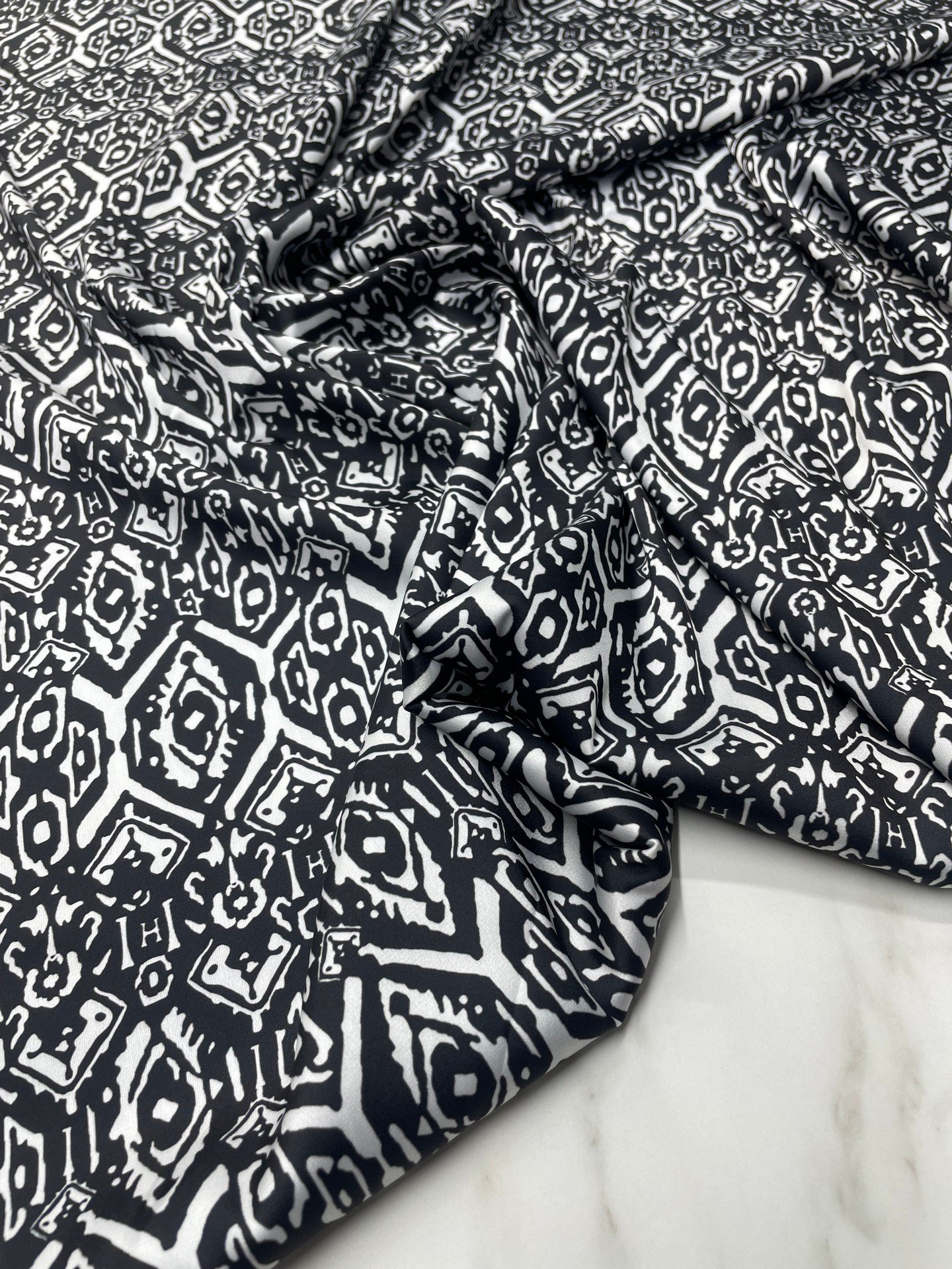 Siyah Nakış Desen Elbiselik Gömleklik Tivil Saten Kumaş