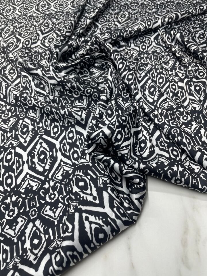 Siyah Nakış Desen Elbiselik Gömleklik Tivil Saten Kumaş