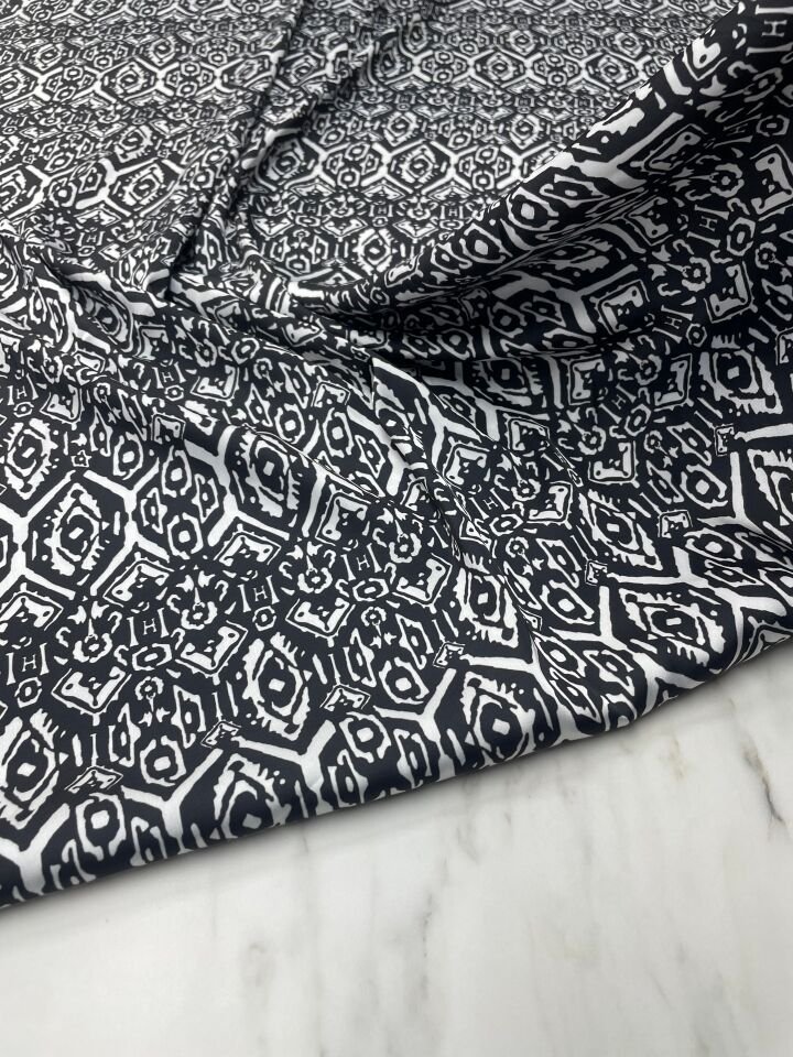 Siyah Nakış Desen Elbiselik Gömleklik Tivil Saten Kumaş