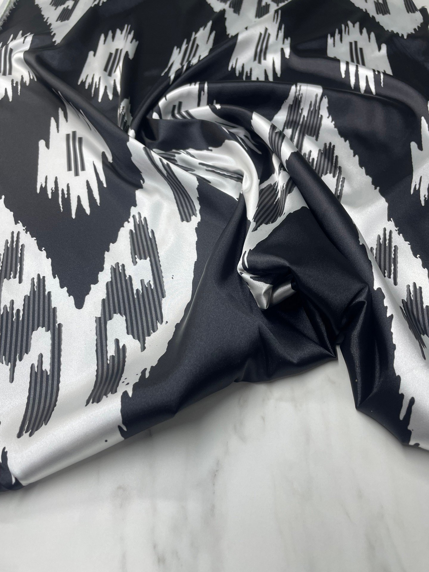 Siyah Urla Desen Elbiselik Gömleklik Tivil Saten Kumaş