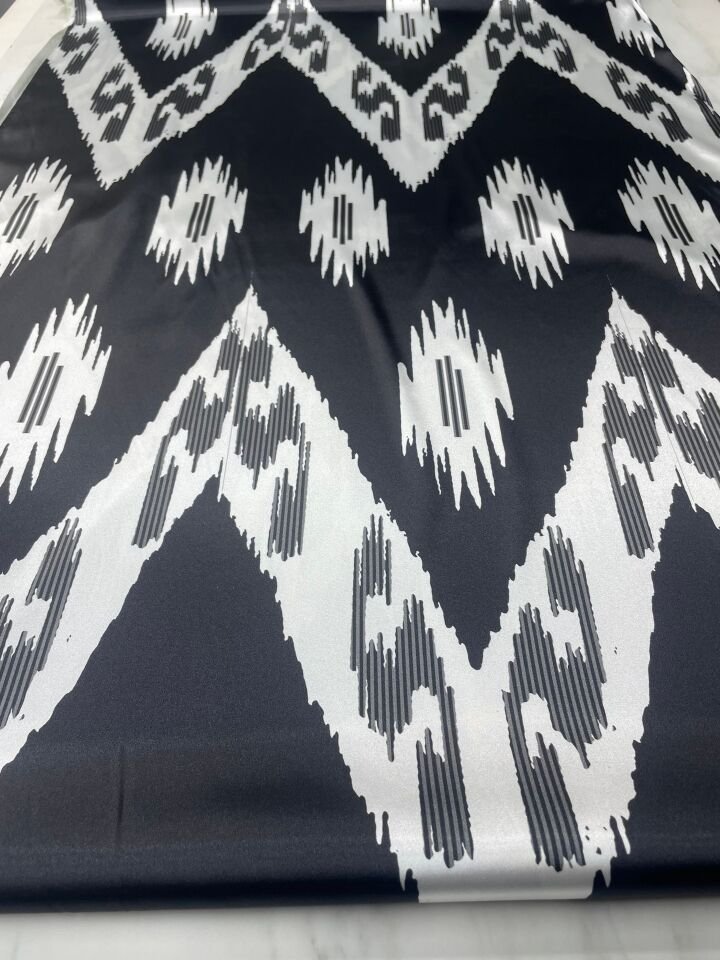 Siyah Urla Desen Elbiselik Gömleklik Tivil Saten Kumaş