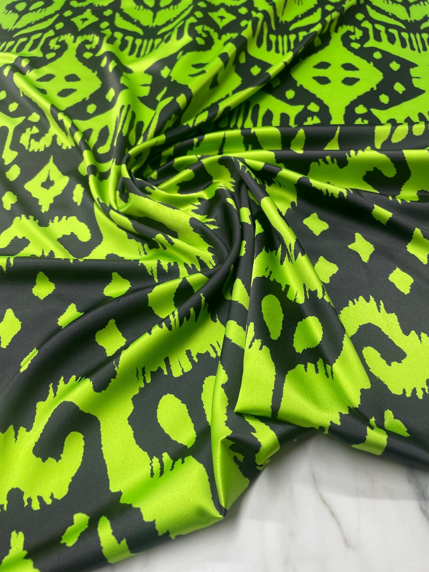 Yeşil İkat Desen Elbiselik Gömleklik Tivil Saten Kumaş