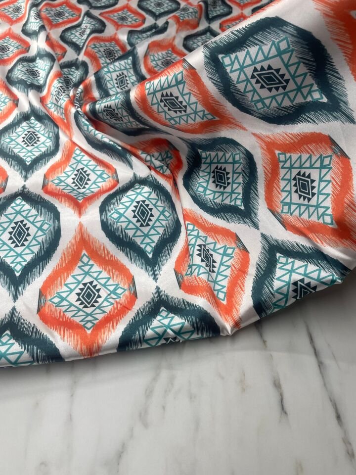 Kilim Esintisi Desen Elbiselik Gömleklik Tivil Saten Kumaş