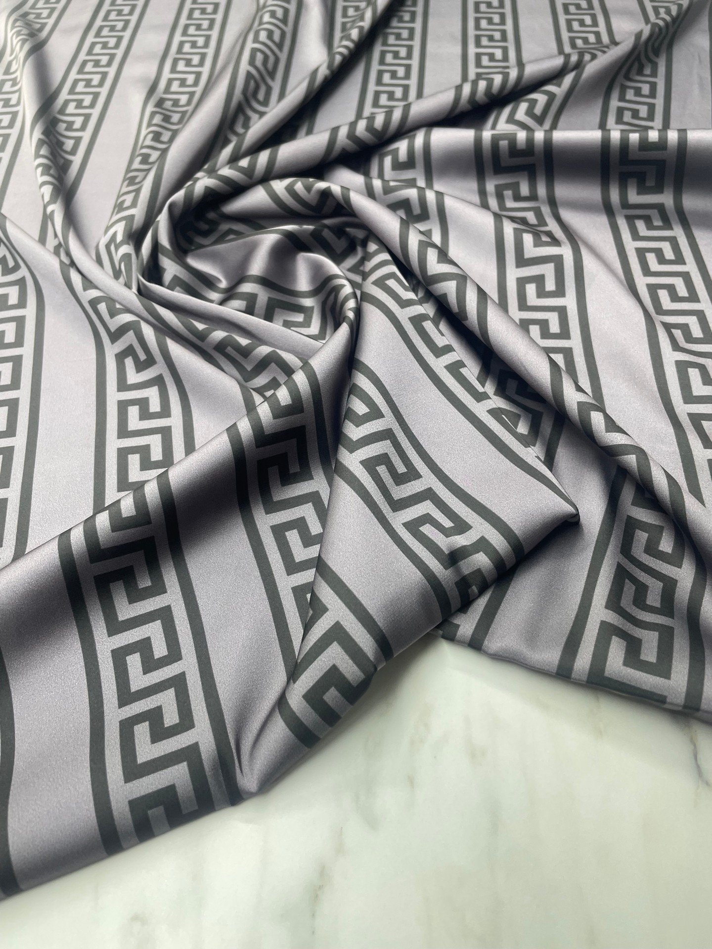 Gri Yunan Motifi Desen Elbiselik Gömleklik Tivil Saten Kumaş