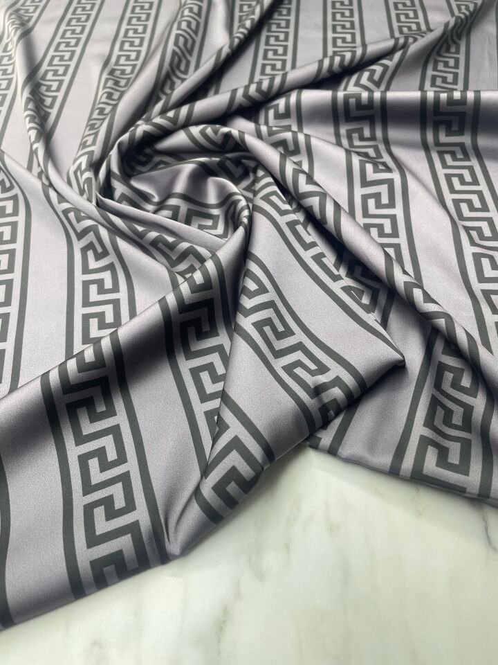 Gri Yunan Motifi Desen Elbiselik Gömleklik Tivil Saten Kumaş