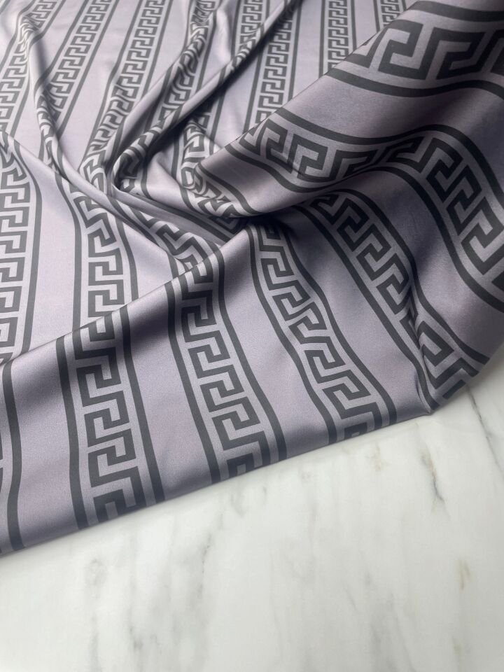 Gri Yunan Motifi Desen Elbiselik Gömleklik Tivil Saten Kumaş