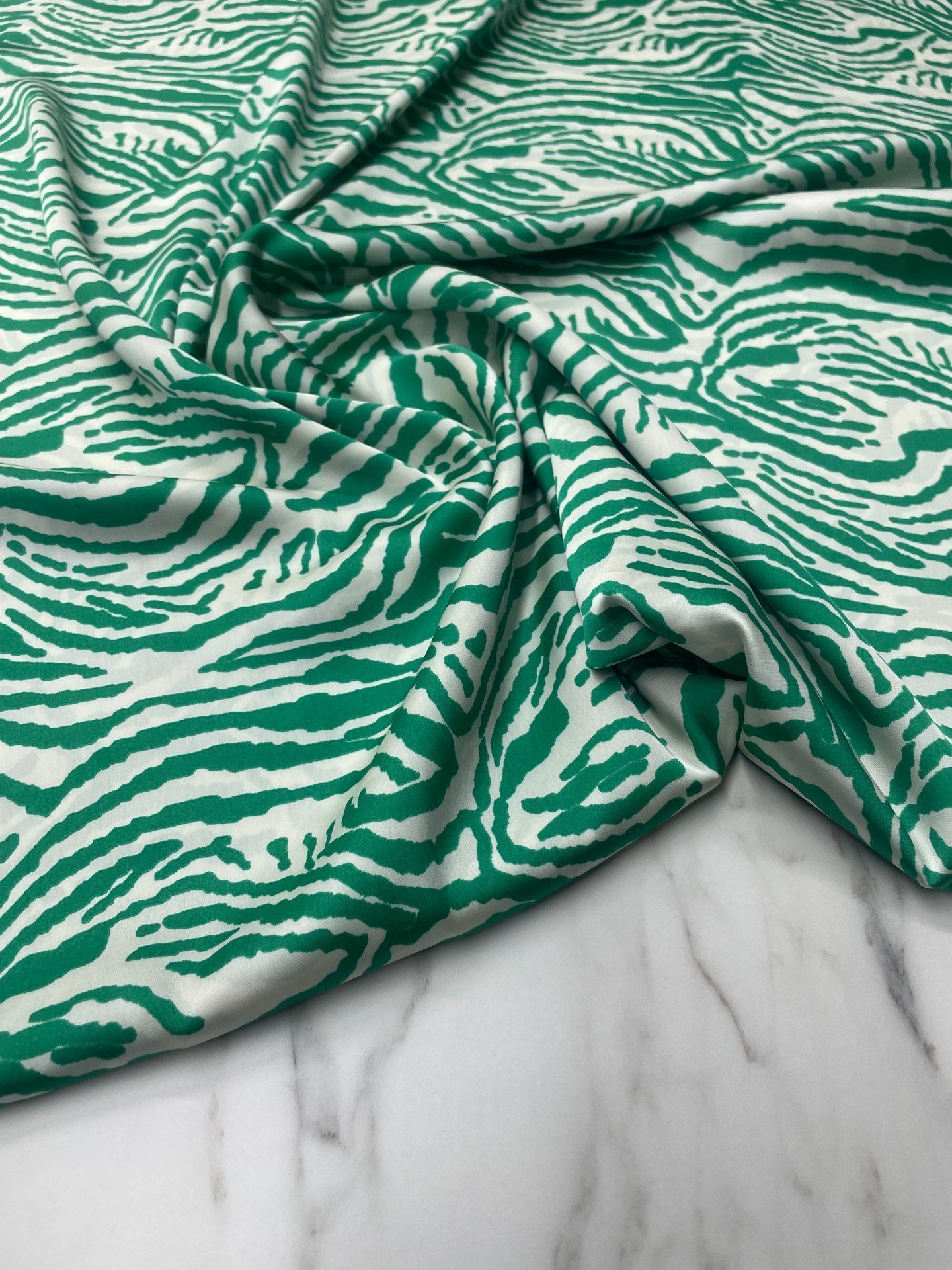 Yeşil Zebra Desen Elbiselik Gömleklik Tivil Saten Kumaş