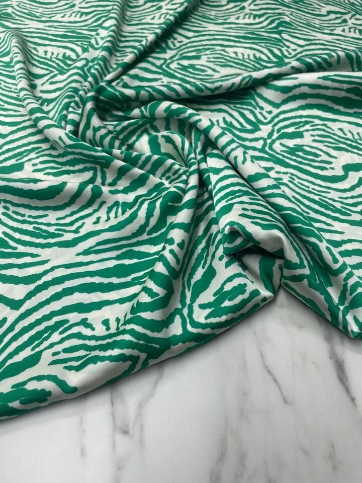 Yeşil Zebra Desen Elbiselik Gömleklik Tivil Saten Kumaş