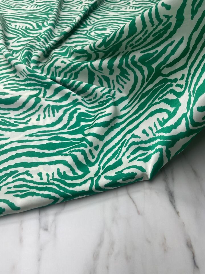 Yeşil Zebra Desen Elbiselik Gömleklik Tivil Saten Kumaş