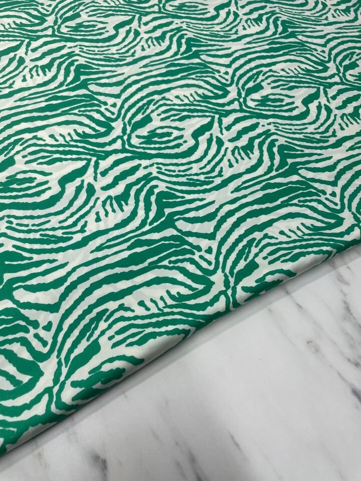 Yeşil Zebra Desen Elbiselik Gömleklik Tivil Saten Kumaş