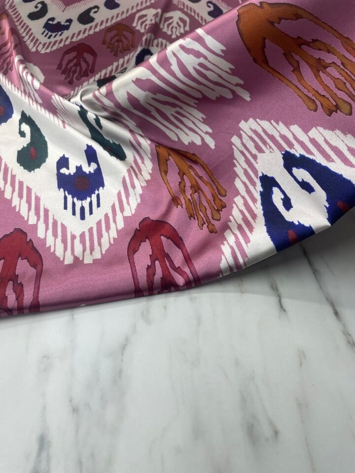 Pembe Urla Desen Elbiselik Gömleklik Tivil Saten Kumaş