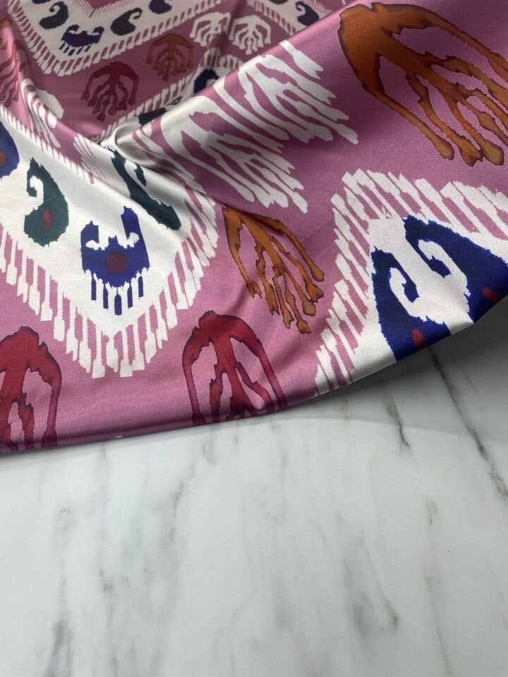 Pembe Urla Desen Elbiselik Gömleklik Tivil Saten Kumaş
