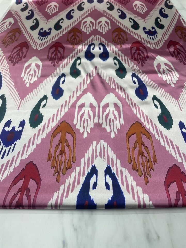 Pembe Urla Desen Elbiselik Gömleklik Tivil Saten Kumaş