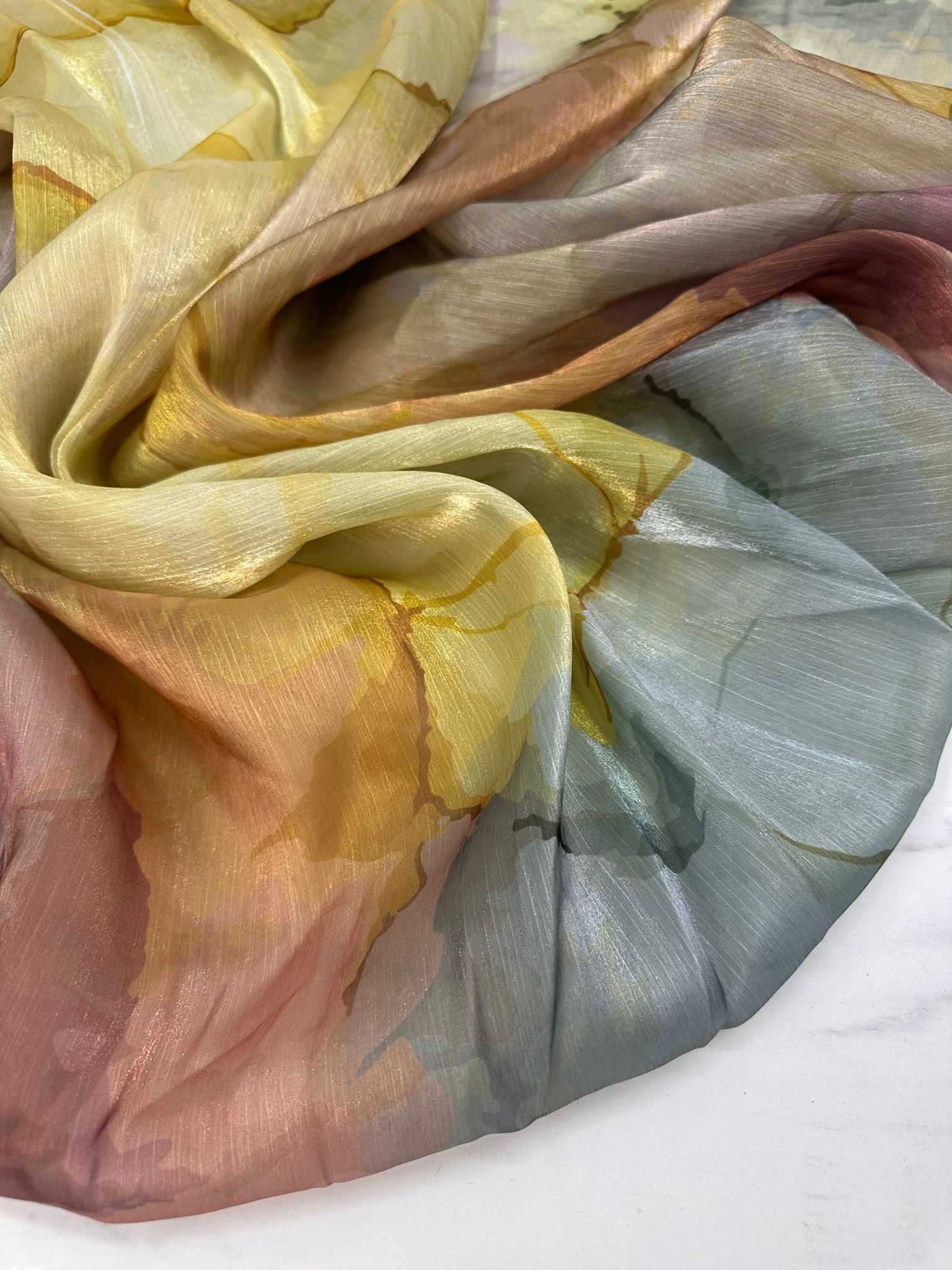 Desenli Gardenya Organize İç Gösterir