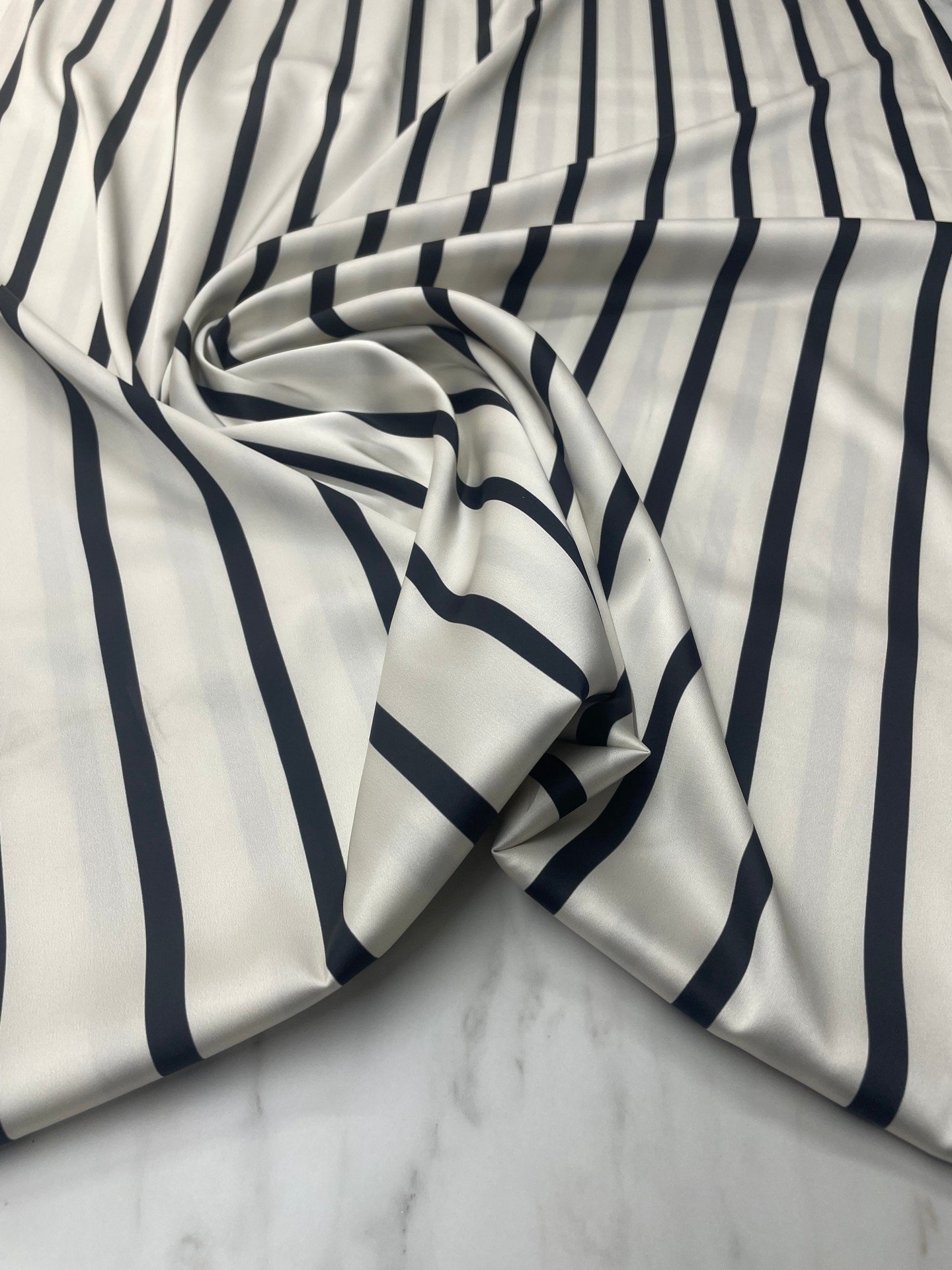 Siyah Çizgili Desen Elbiselik Gömleklik Tivil Saten Kumaş