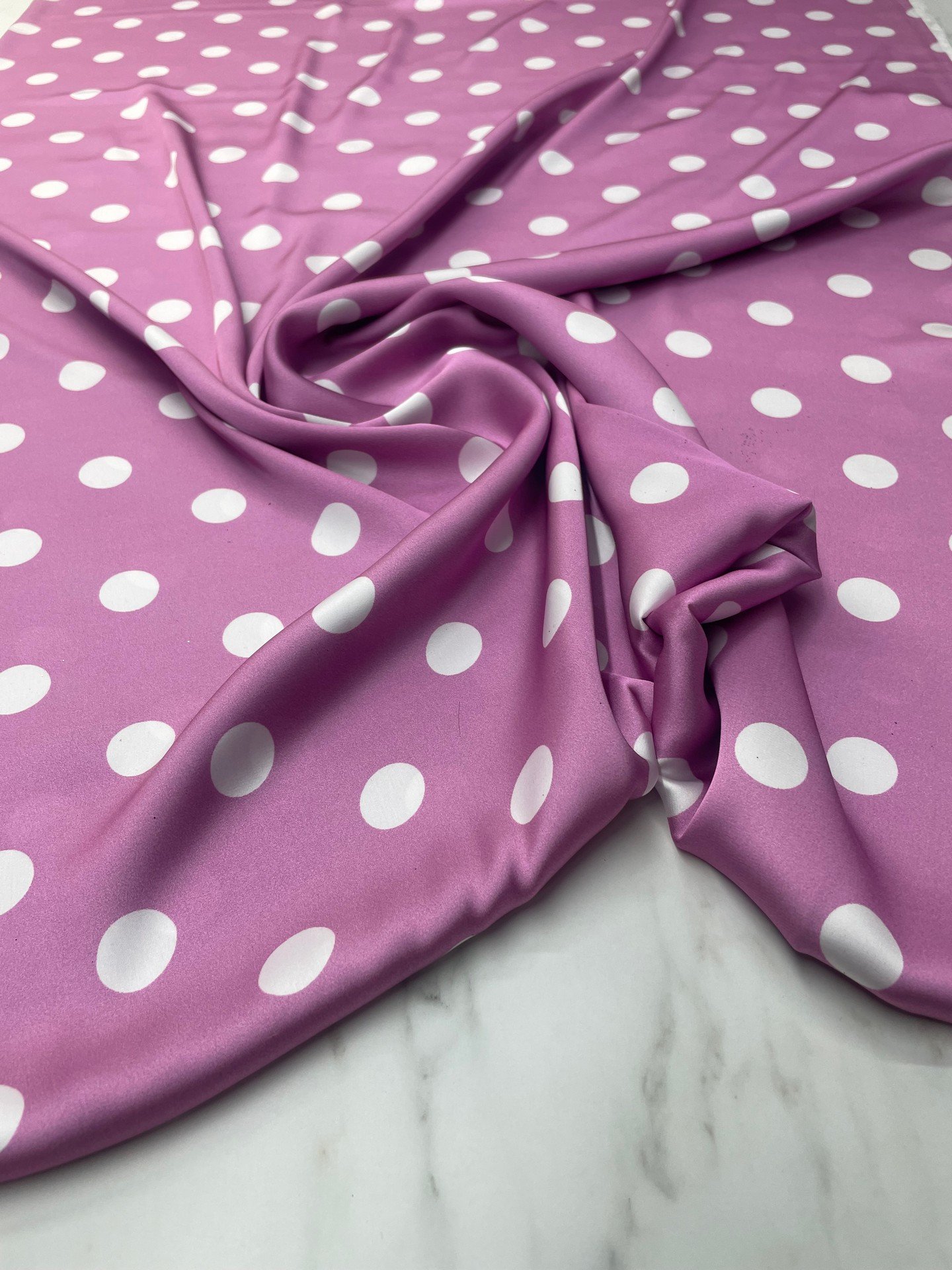 Pembe Noktalı Desen Elbiselik Gömleklik Tivil Saten Kumaş