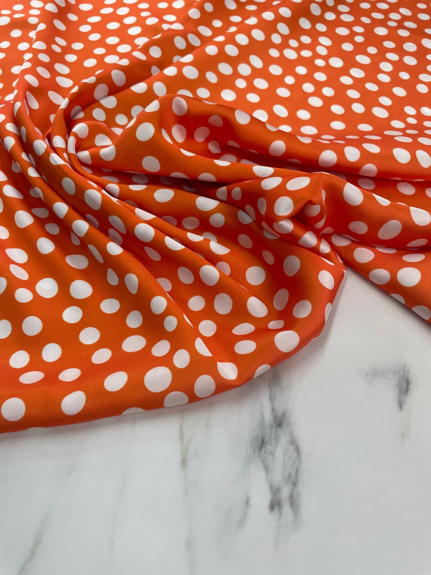 Turuncu Puantiye Desen Elbiselik Gömleklik Tivil Saten Kumaş