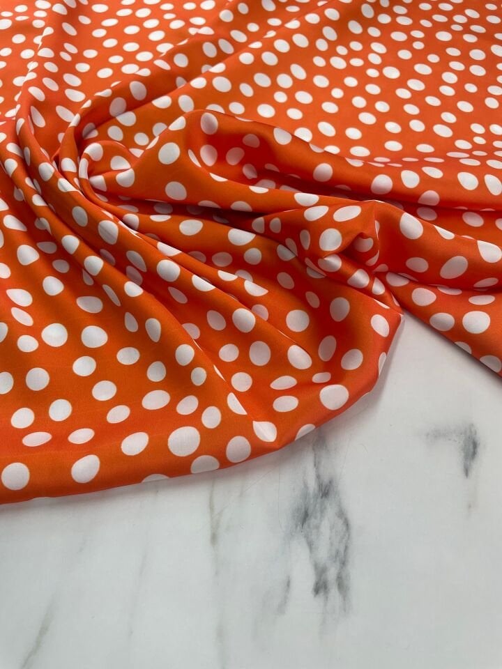 Turuncu Puantiye Desen Elbiselik Gömleklik Tivil Saten Kumaş