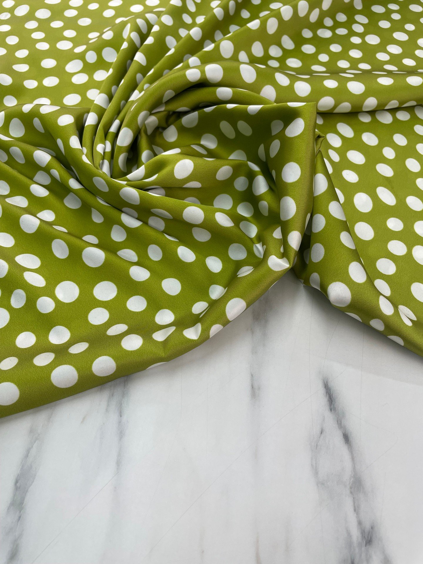 Yeşil Puantiye Desen Elbiselik Gömleklik Tivil Saten Kumaş