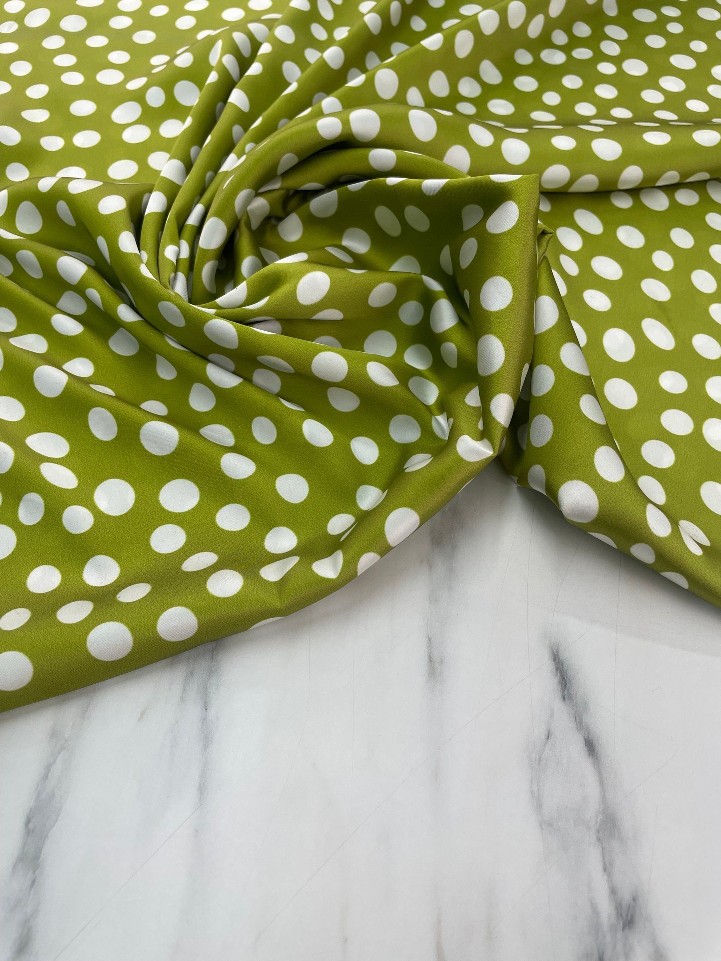 Yeşil Puantiye Desen Elbiselik Gömleklik Tivil Saten Kumaş