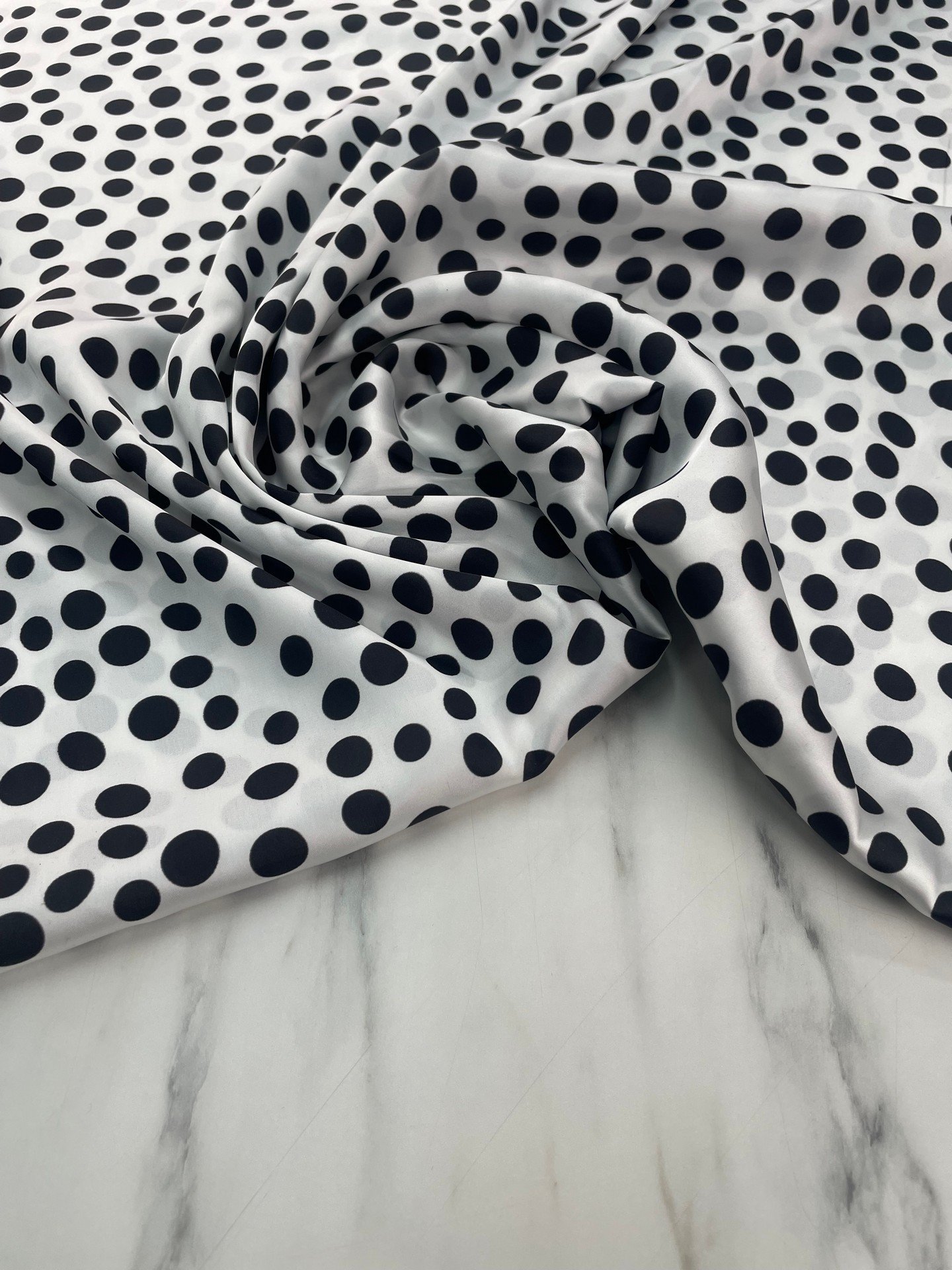 Beyaz Puantiye Desen Elbiselik Gömleklik Tivil Saten Kumaş