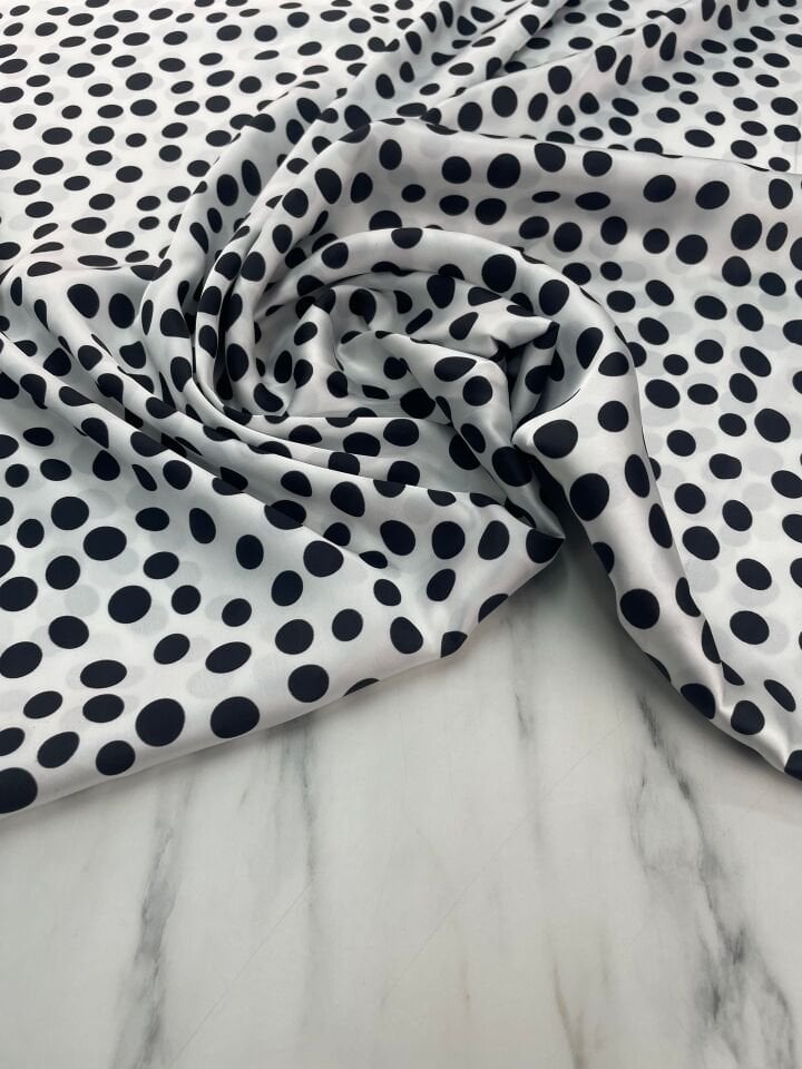 Beyaz Puantiye Desen Elbiselik Gömleklik Tivil Saten Kumaş