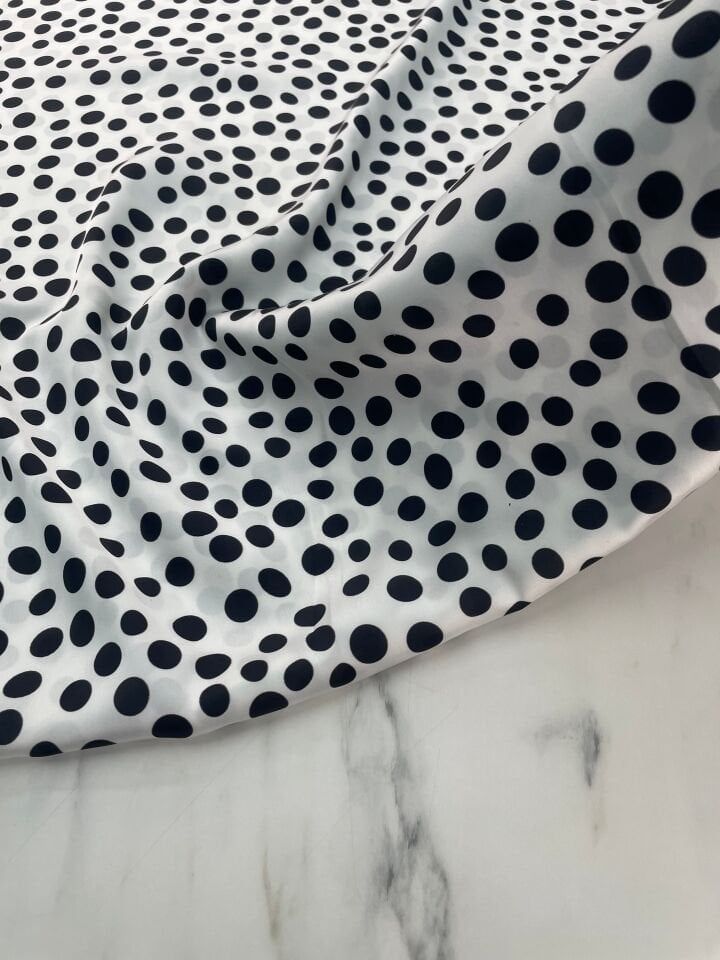 Beyaz Puantiye Desen Elbiselik Gömleklik Tivil Saten Kumaş