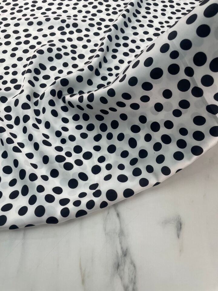 Beyaz Puantiye Desen Elbiselik Gömleklik Tivil Saten Kumaş