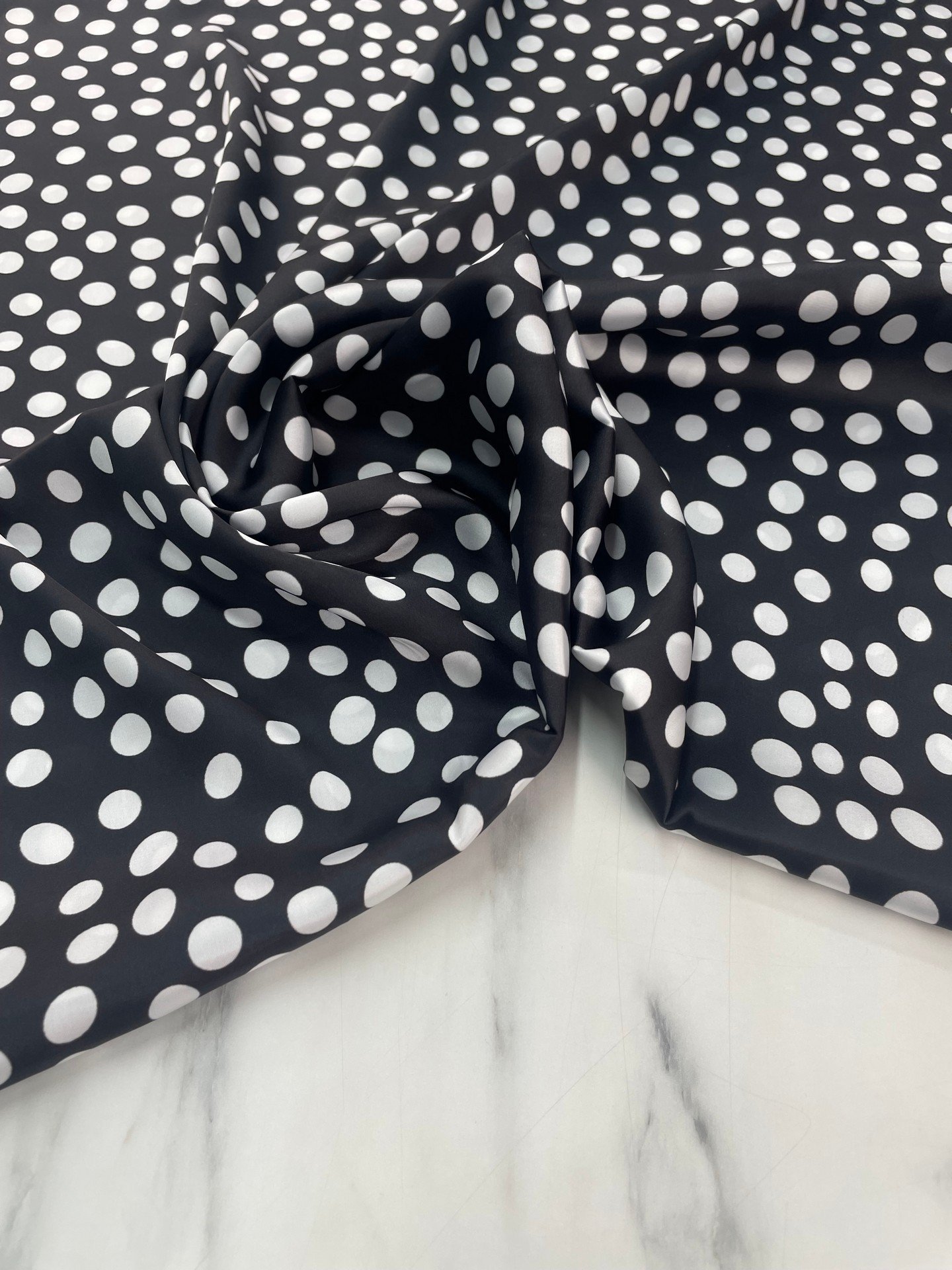 Siyah Puantiye Desen Elbiselik Gömleklik Tivil Saten Kumaş