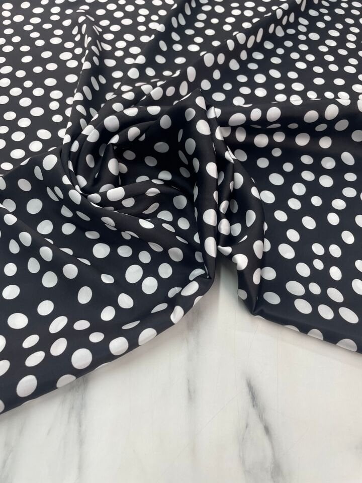 Siyah Puantiye Desen Elbiselik Gömleklik Tivil Saten Kumaş