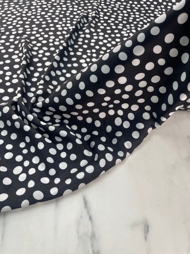 Siyah Puantiye Desen Elbiselik Gömleklik Tivil Saten Kumaş