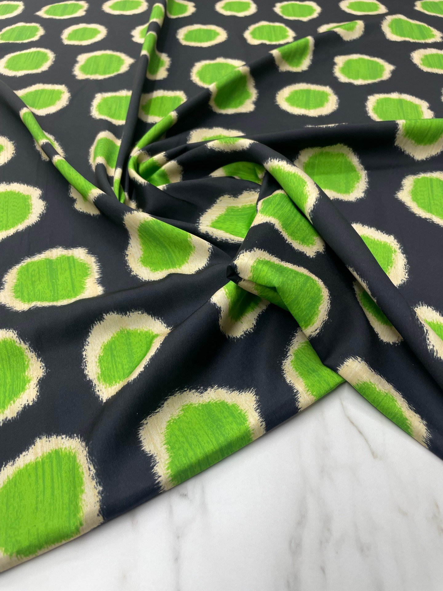 Siyah Yuvarlaklı Desen Elbiselik Gömleklik Tivil Saten Kumaş