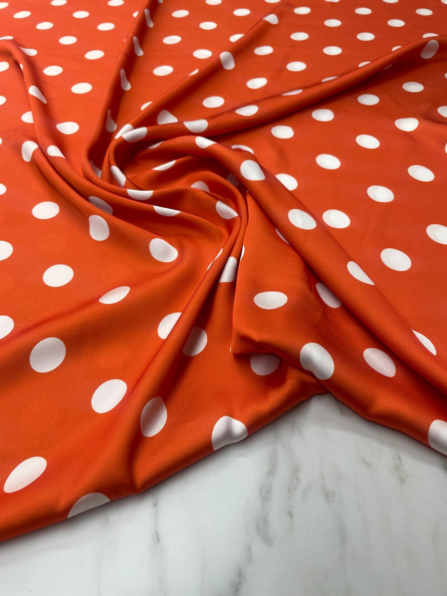 Turuncu Noktalı Desen Elbiselik Gömleklik Tivil Saten Kumaş