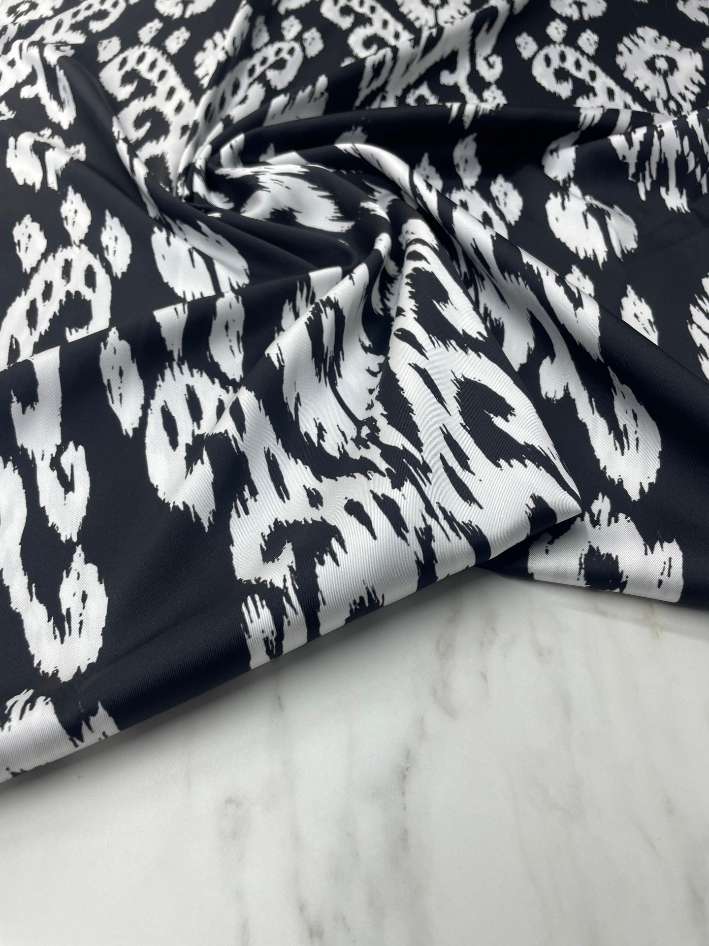 Siyah İkat Desen Elbiselik Gömleklik Tivil Saten Kumaş