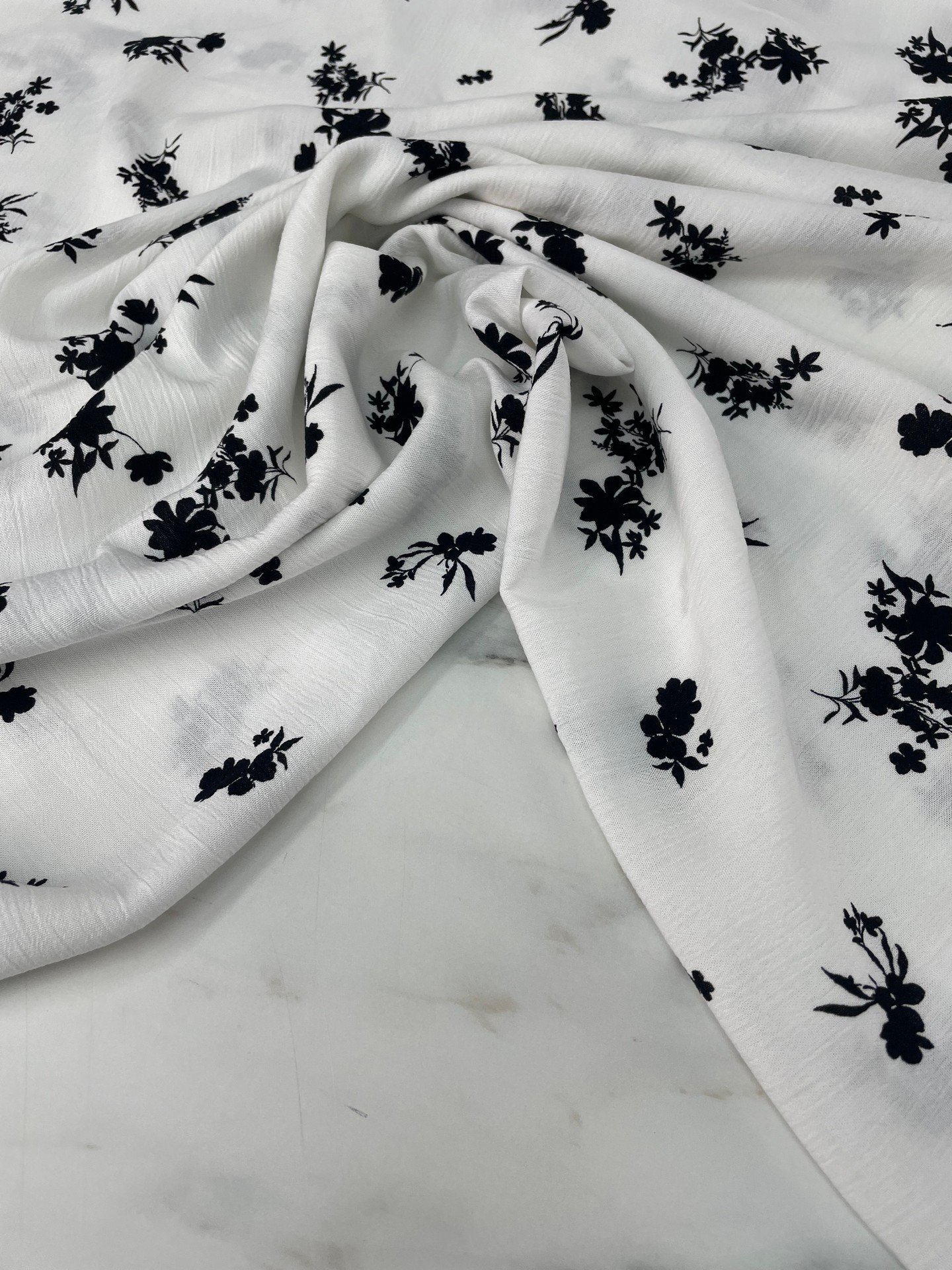 Beyaz Çiçek Desen Klinkır Elbiselik Gömlekli Şalvarlık Viskon Kumaş